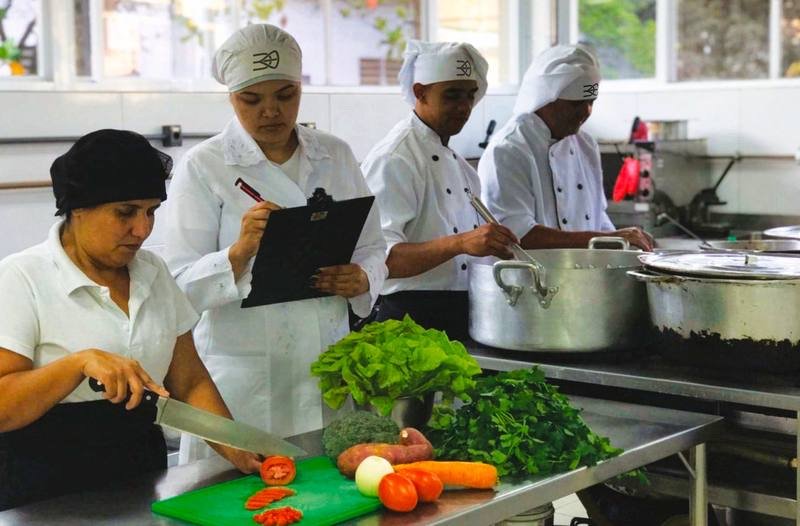 Nutricionista e chefs da Duque95 na cozinha