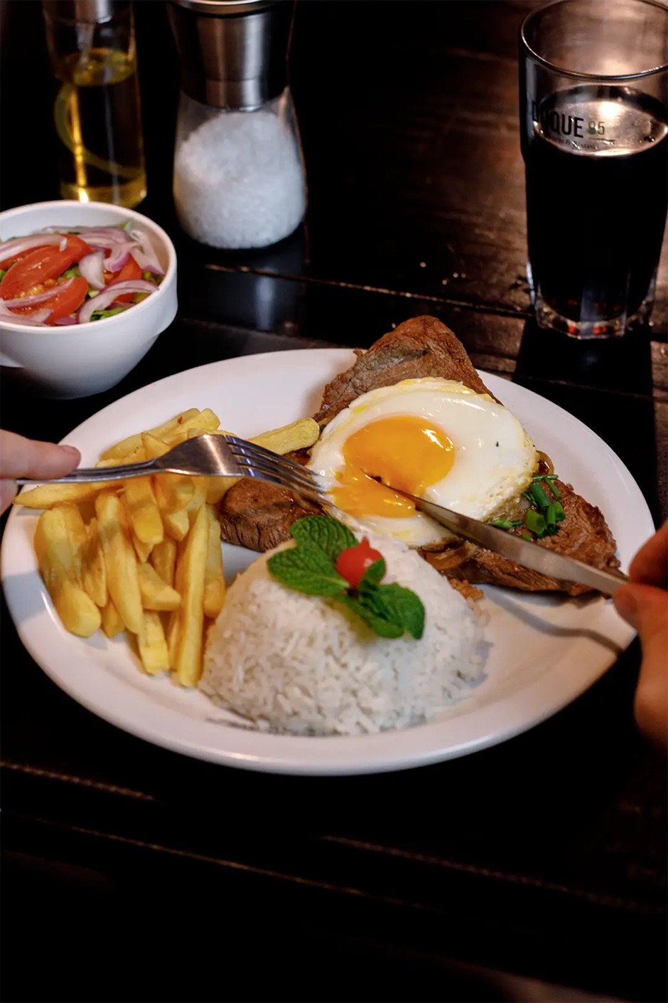 Preparo de refeições na cozinha da Duque95
